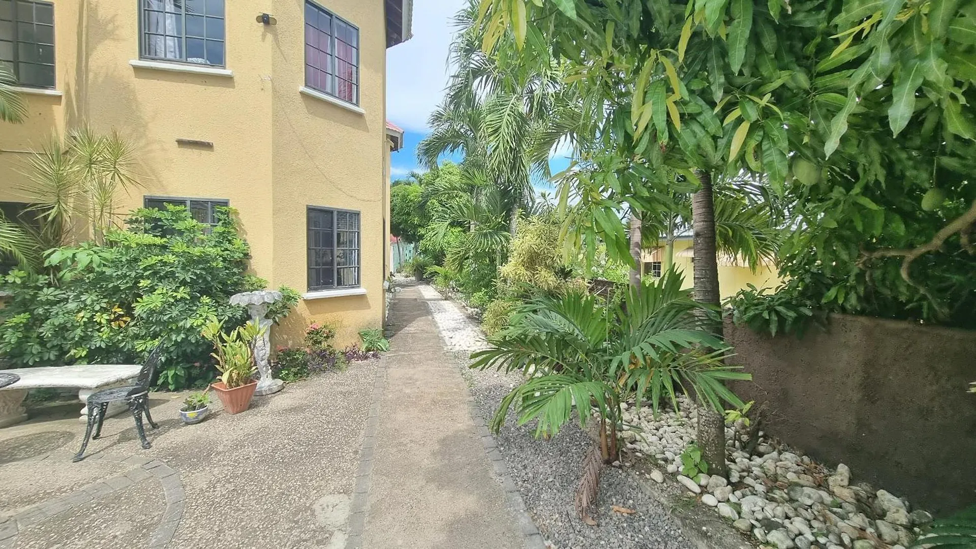 Little Savoy Guest House New Runaway Bay